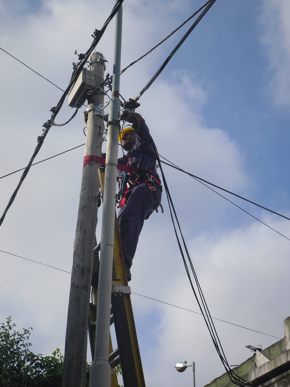 Técnico en planta externa trabajando sobre poste