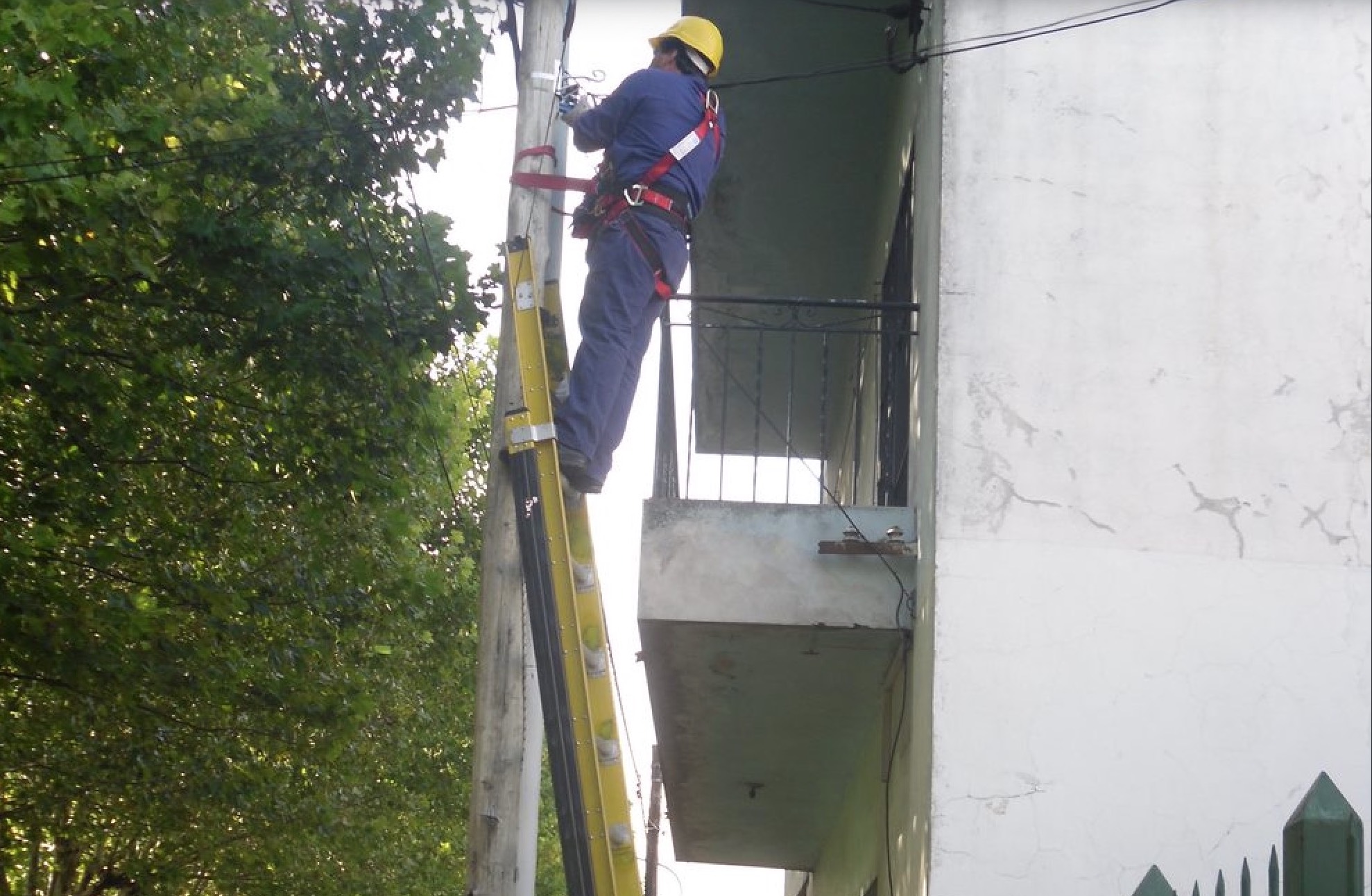 Tendido aéreo de fibra óptica en poste